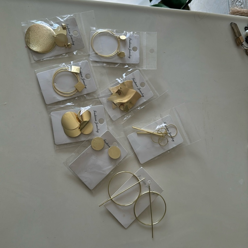 8 pair of gold fashion earrings, 7 still in their original sealed packaging